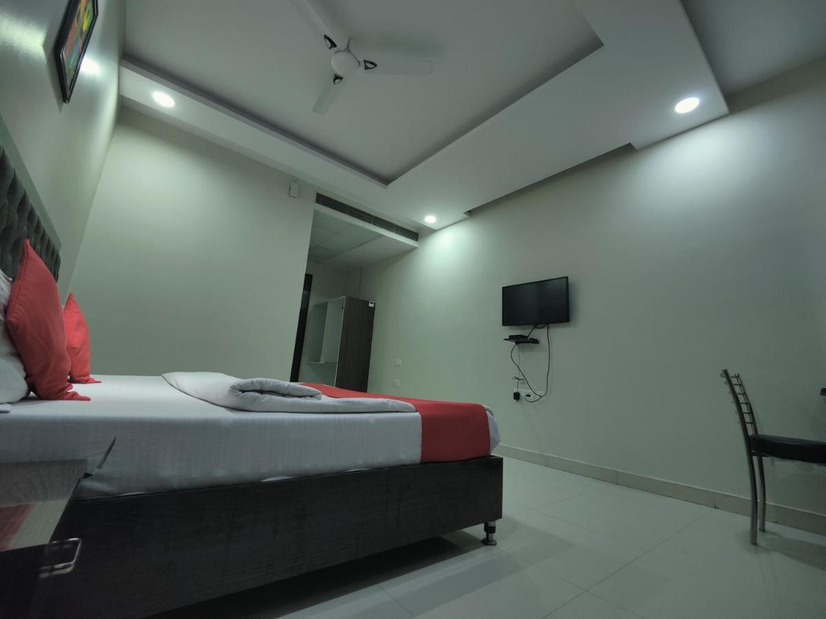 Hotel Kailash Mansarovar And Banquet Hall Bareli Zewnętrze zdjęcie